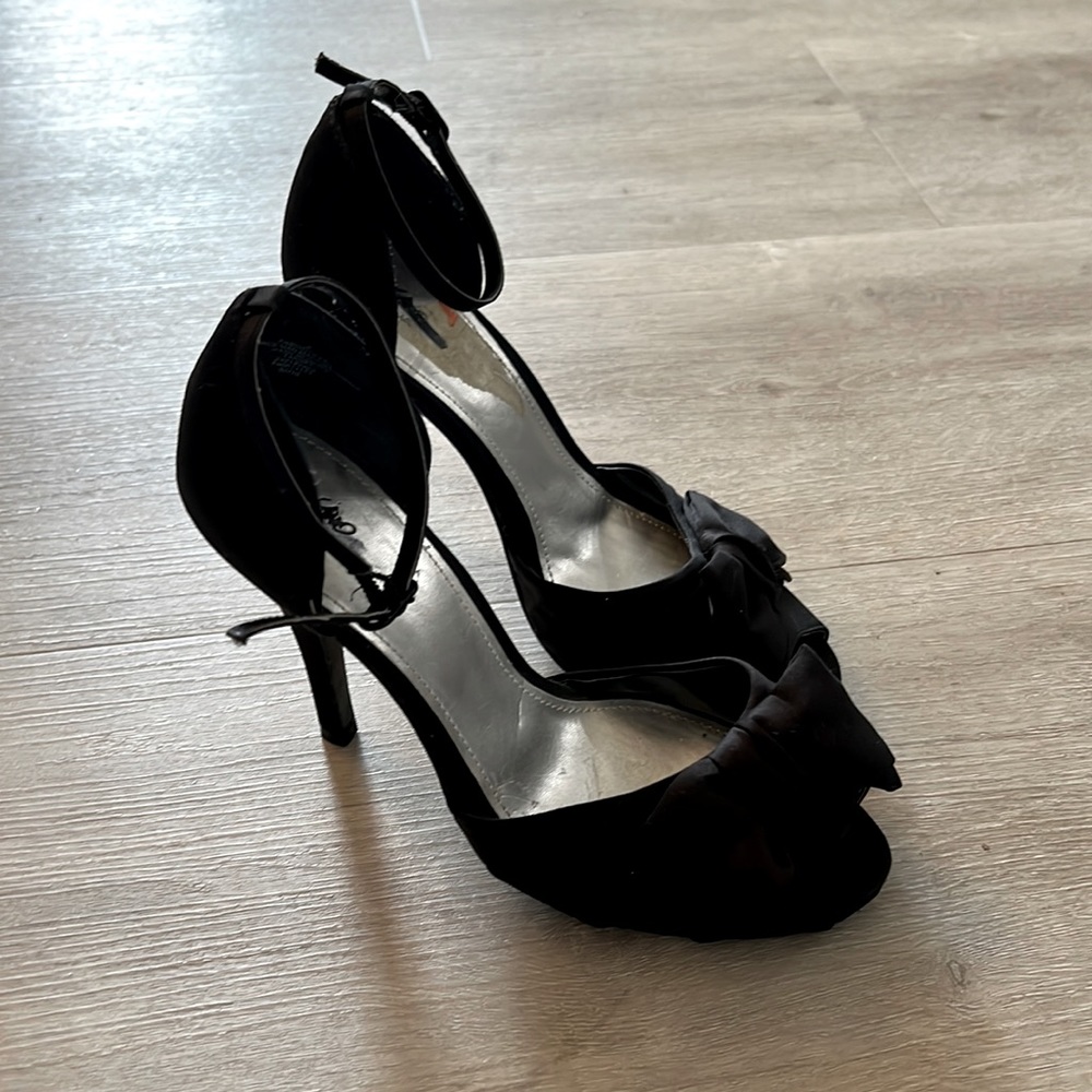 These bow tie heels will have bae on his knees 🖤🧎🏻